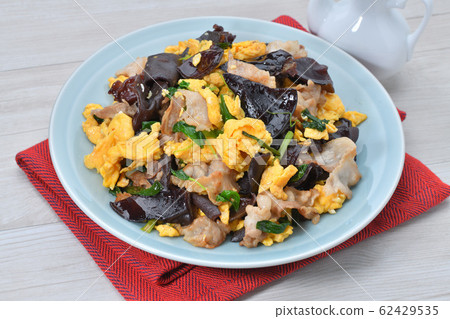 Stir-fried jellyfish (chrysanthemum, tree ears) and pork egg. Chinese cuisine. 62429535