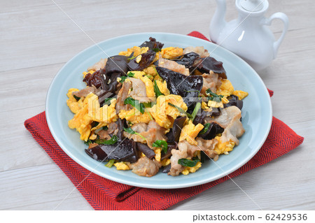 炒海j(菊花,樹耳)和豬肉雞蛋。中國菜。 炒海j(菊花,樹耳)和豬肉雞蛋。中國菜。 62429536