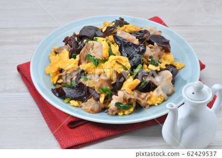 Stir-fried jellyfish (chrysanthemum, tree ears) and pork egg. Chinese cuisine. 62429537