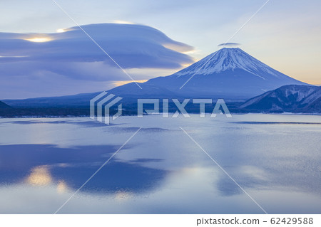 富士山和懸掛的雲彩在山梨縣本栖湖 62429588
