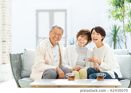 Parent and child smartphone travel family image 62430070