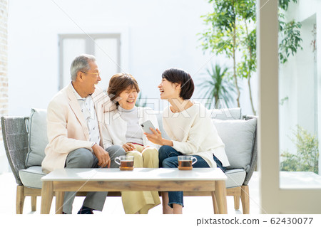 Parent and child smartphone travel family image Parent and child smartphone travel family image 62430077