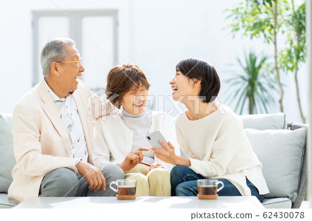父母和孩子的智能手機旅行家庭形象 62430078