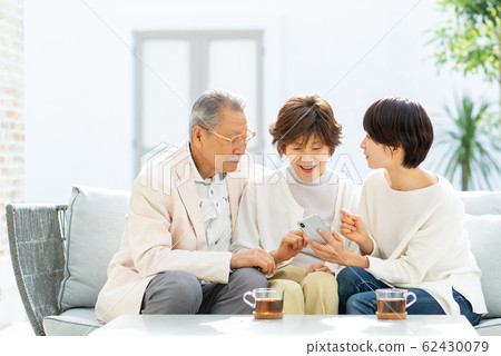 Parent and child smartphone travel family image 62430079