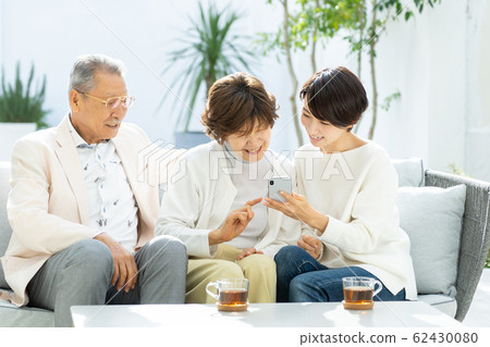 Parent and child smartphone travel family image 62430080