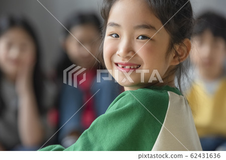 Child friendship play 62431636