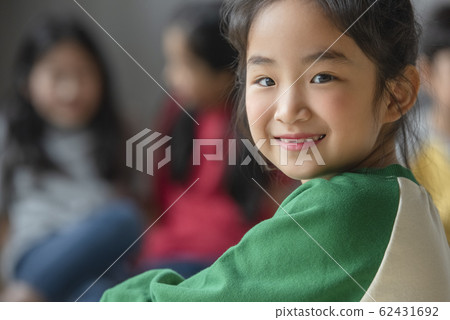 Child friendship play 62431692