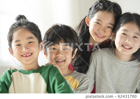 Child friendship play 62431700