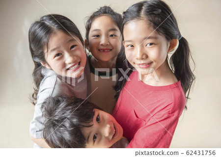 Child friendship play 62431756