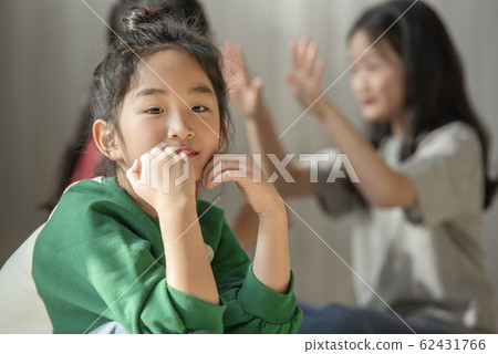 Child friendship play 62431766