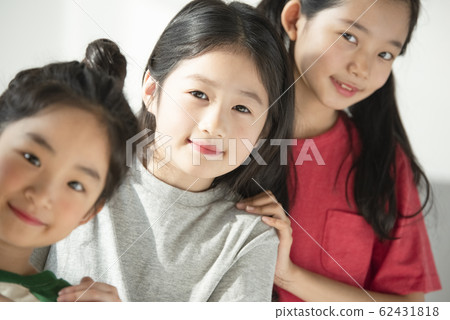 Child friendship play 62431818