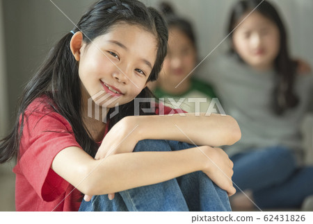 Child friendship play 62431826