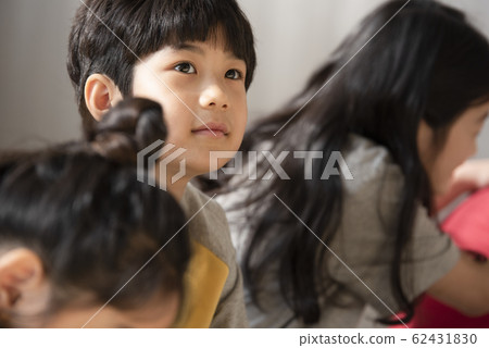 Child friendship play 62431830