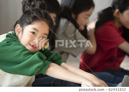 Child friendship play 62431832