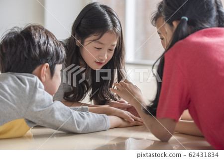 Child friendship play 62431834