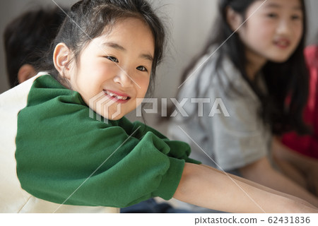 Child friendship play 62431836