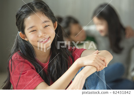 Child friendship play 62431842