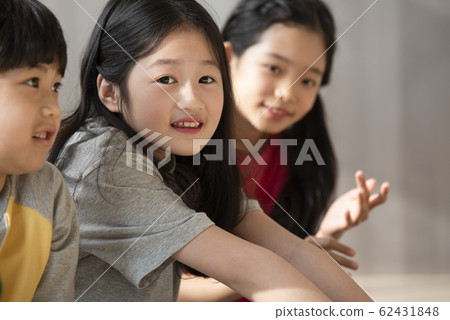 Child friendship play 62431848