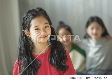 Child friendship play 62431859