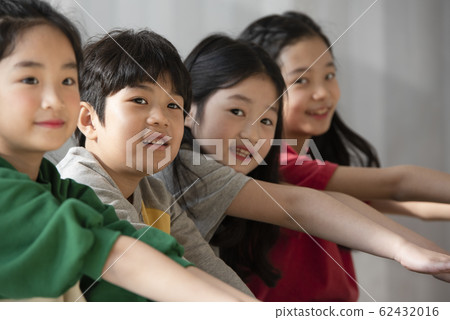 Child friendship play 62432016