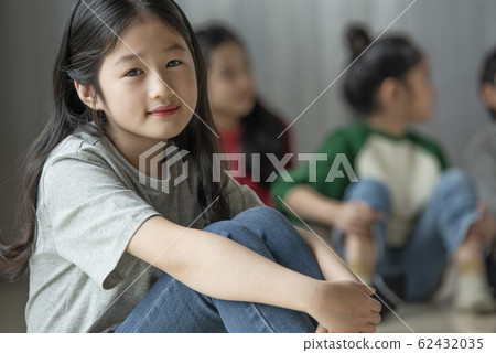 Child friendship play 62432035