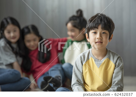 Child friendship play 62432037