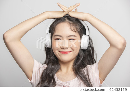 Female music electronics 62432159