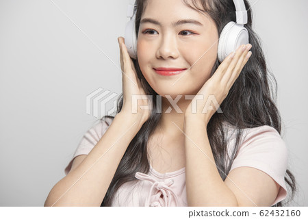 Female music electronics 62432160