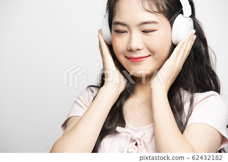 Female music electronics 62432182