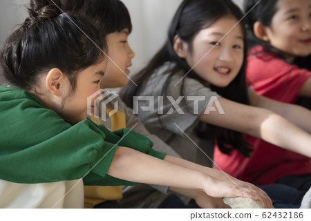 Child friendship play 62432186