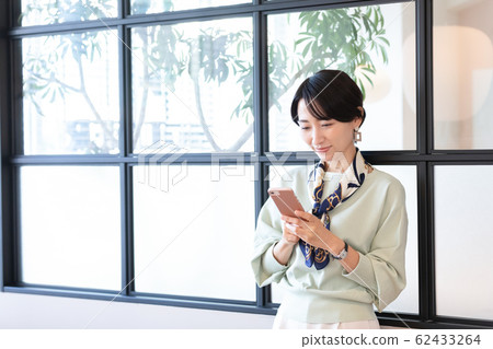 Business women smartphone Business women smartphone 62433264