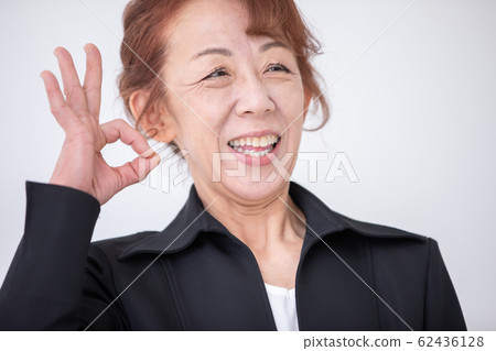 Mature business woman 62436128