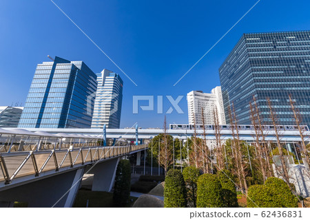 Yurikamome的車輛在東京國際展覽中心的前面行駛 62436831