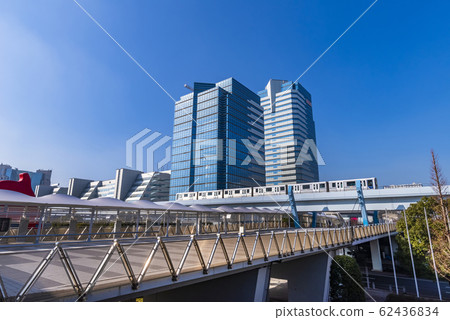 Yurikamome的車輛在東京國際展覽中心的前面行駛 62436834