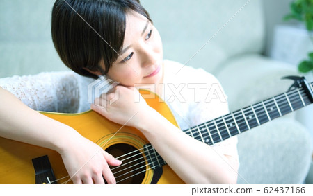 民謠吉他的女人 62437166