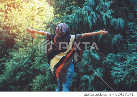 Young woman relax in the holiday. Travel nature and  write a note Happy to see the beauty 62437171