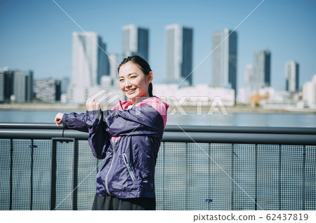 運動的女性 運動的女性 62437819