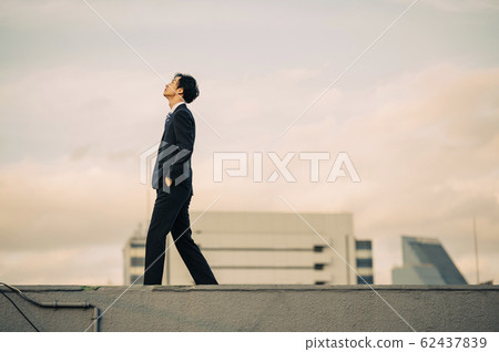 A businessman outdoors 62437839