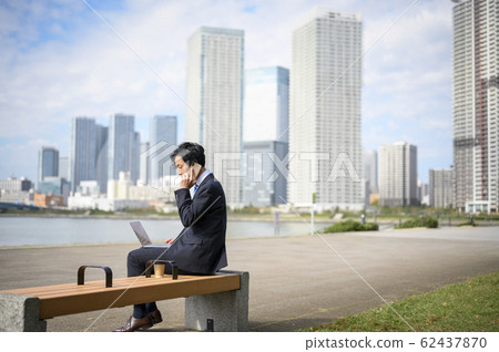 A businessman who works outside 62437870