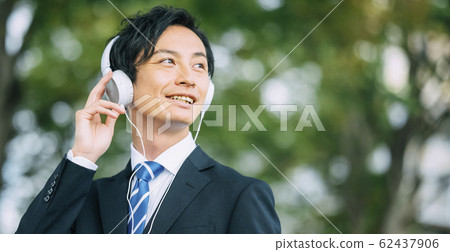 戴著耳機的商人 62437906