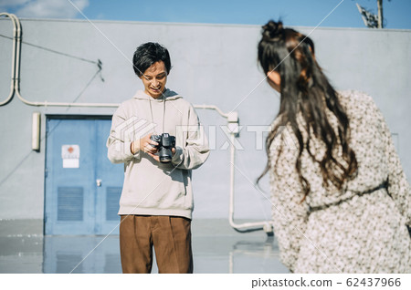 射擊的男人和女人 62437966