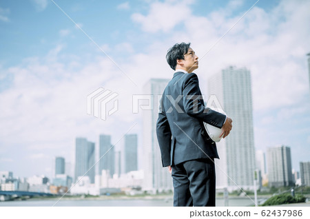 A businessman with a helmet 62437986