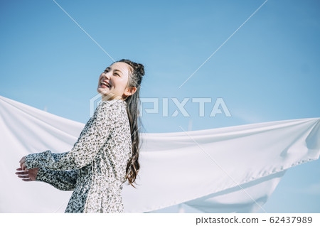 Portrait of a woman outdoors 62437989