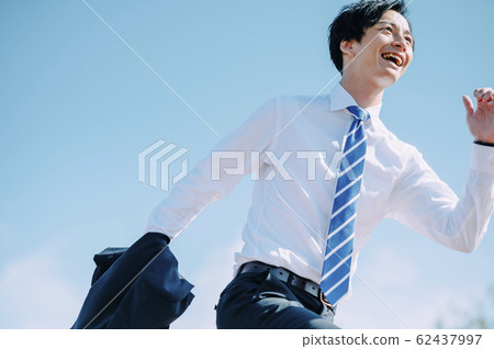 Refreshing businessman 62437997