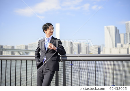 Businessman drinking coffee outside 62438025