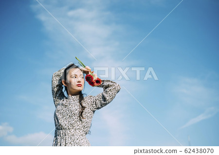 拿著花的婦女的畫象 62438070