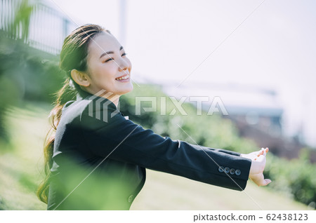 Business woman relaxing outside 62438123