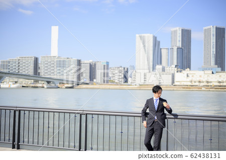 Businessman drinking coffee outside 62438131