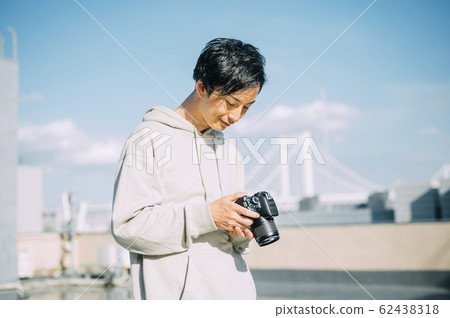 相機和男性 62438318