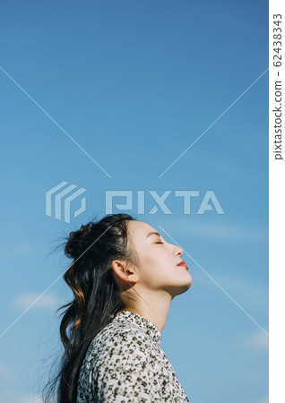 Portrait of a woman outdoors 62438343